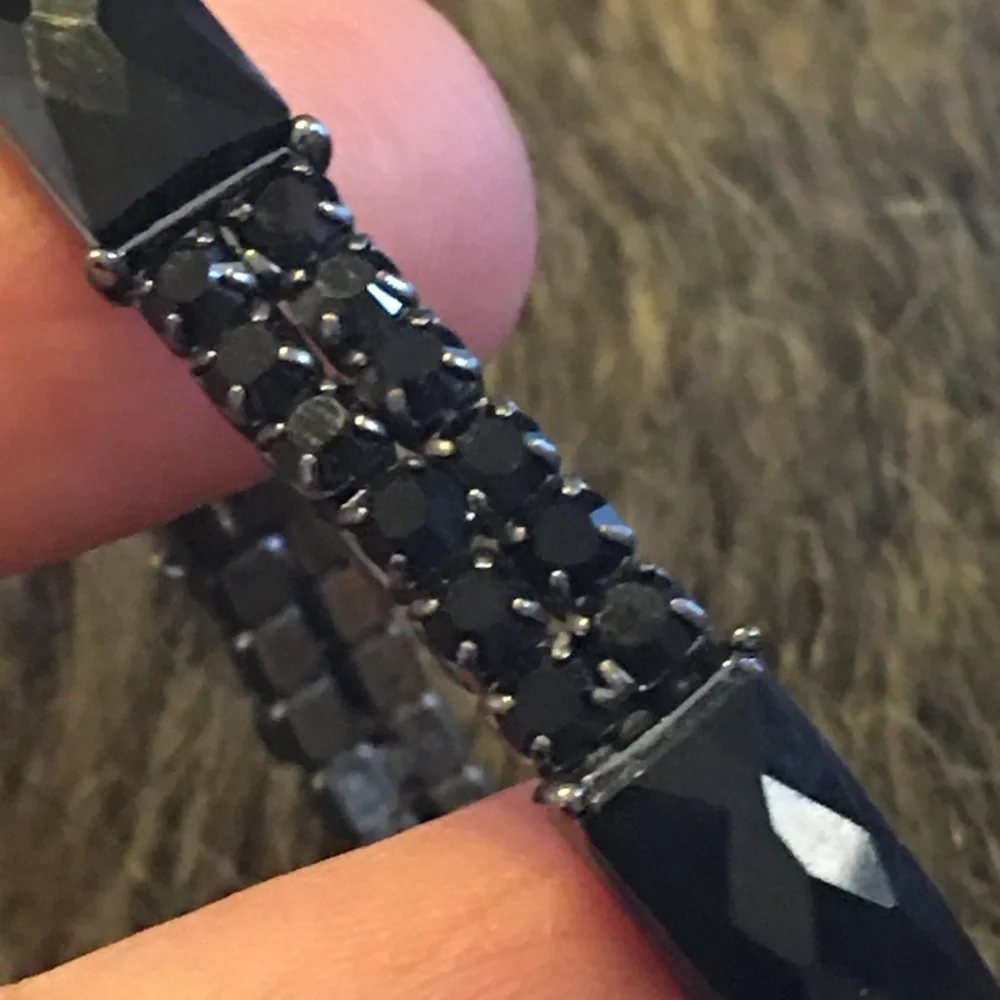 Liz Claiborne black glass stone stretch bracelet